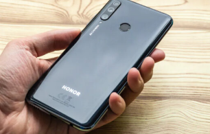 Honor 10i设备背面有一个三摄像头设置