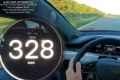 观看一辆剥离后的特斯拉ModelS格纹车在3.99秒内从62英里/小时加速到124英里/小时