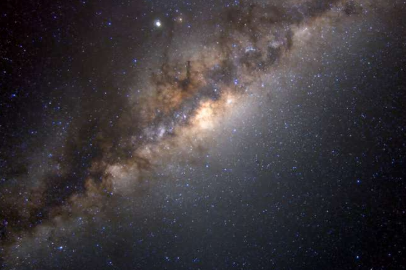 环绕银河系光环的三颗恒星形成于12至130亿年前