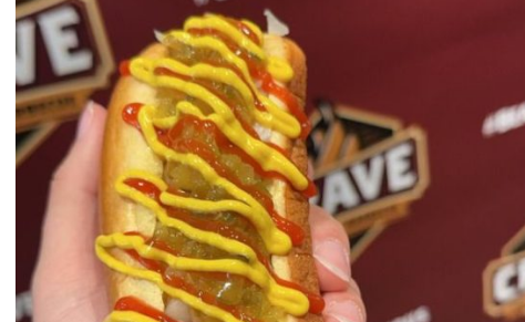 密歇根州坎顿的CraveHotDogs&BBQ供应一些美味的烧烤和热狗